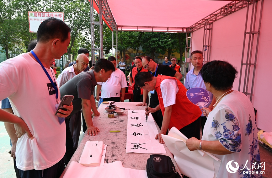 书法家现场挥毫泼墨。人民网记者 王玉兴摄