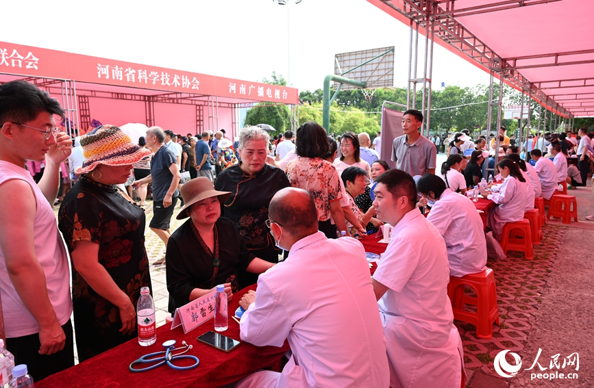 送医下乡受到群众欢迎。人民网记者 王玉兴摄