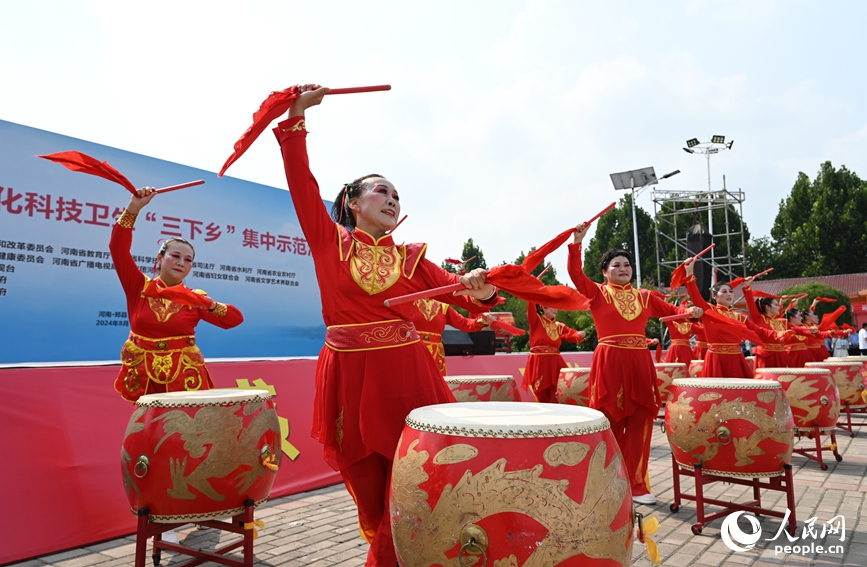 威风盘鼓敲起来。人民网记者 王玉兴摄