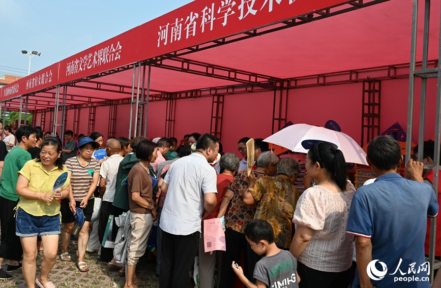 活动现场挤满了群众。人民网记者 王玉兴摄