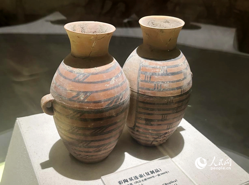 仰韶文化博物館的“鎮(zhèn)館之寶”——彩陶雙連壺（復(fù)制品）。人民網(wǎng)記者 尚明楨攝