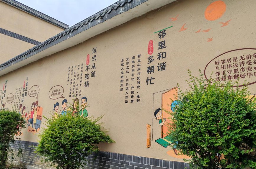 张心一村的“移风易俗一条街”装饰着五彩缤纷的文化墙画,引人注目。 摄影 鲁新建