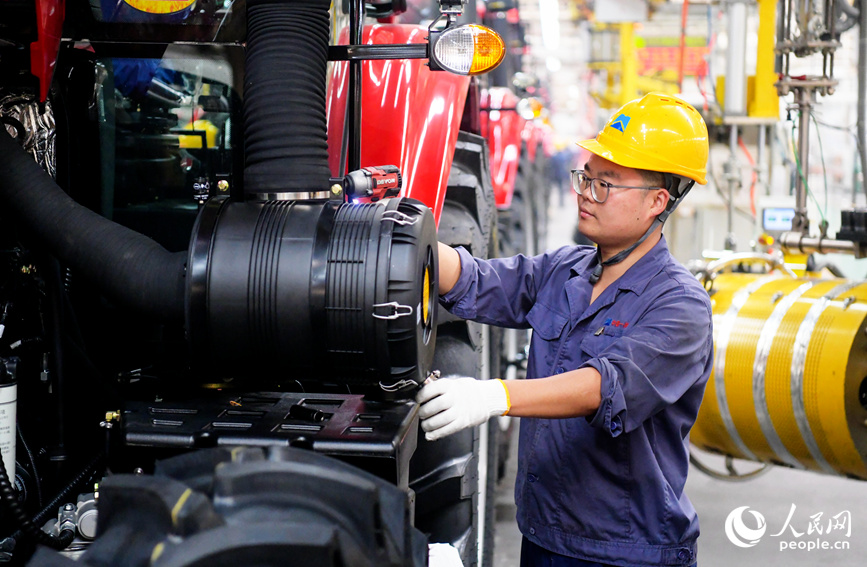 工人正在裝配拖拉機。人民網 於思遠攝