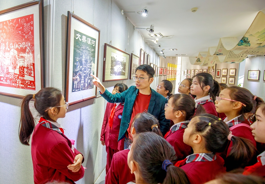 孩子們來到漯河市文化館，欣賞“剪影繪華章·共筑中國夢”剪紙藝術作品展。楊光攝