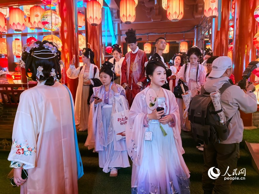 时下，穿国风服装逛景区成为一种潮流。
