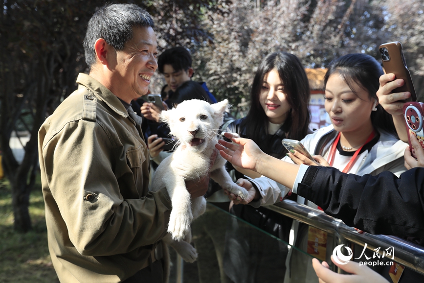 採訪團走進銀基動物王國。人民網記者 慎志遠攝