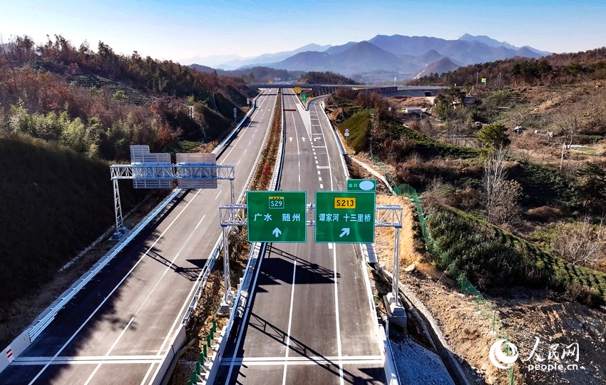 信阳至随州（豫鄂界）高速公路。人民网记者 王玉兴摄