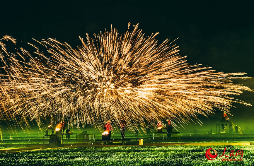 炽热的铁水在夜空中化作万点星光。人民网 宋芳鑫摄