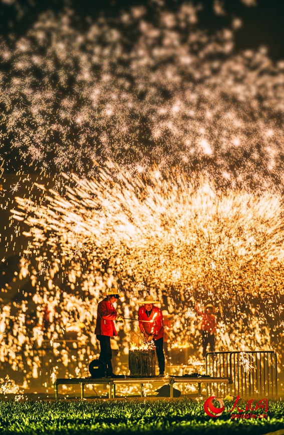 炽热的铁水在夜空中化作万点星光。孙梦瑶摄