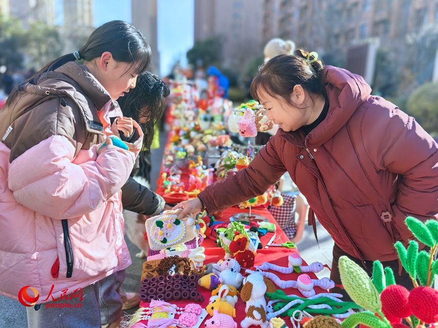 社區居民在非遺民俗年貨節上挑選商品。人民網侯琳琳攝