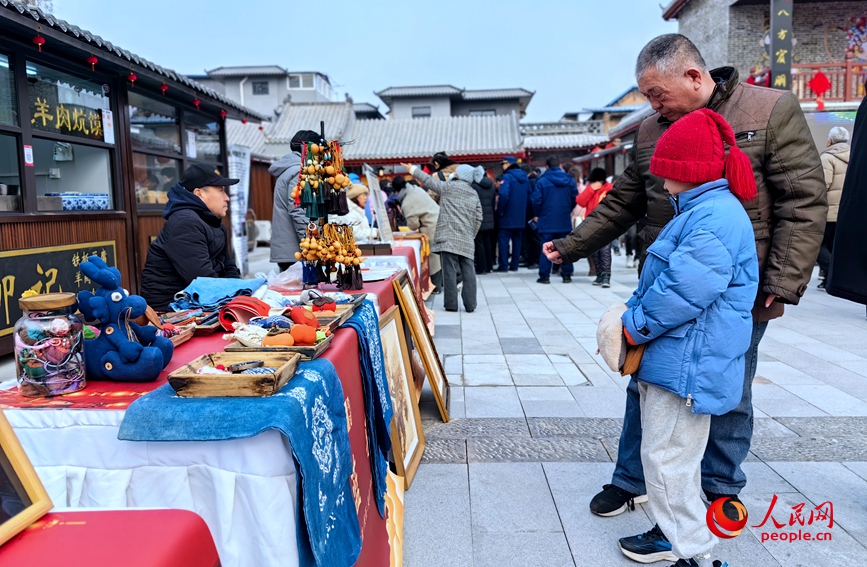 市民觀看大梁鐵筆烙畫。人民網 侯琳琳攝