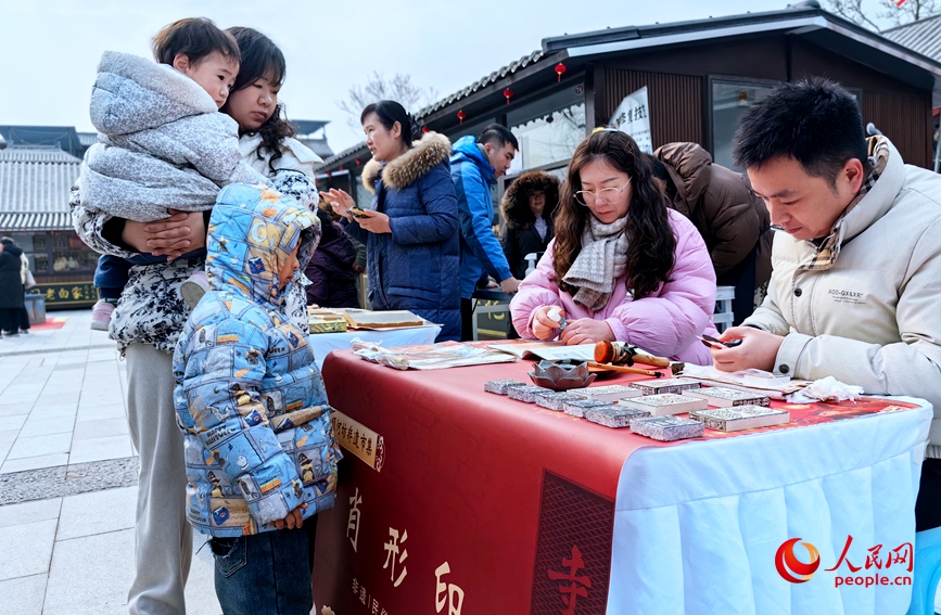 市民在觀看肖形印的制作。人民網侯琳琳攝