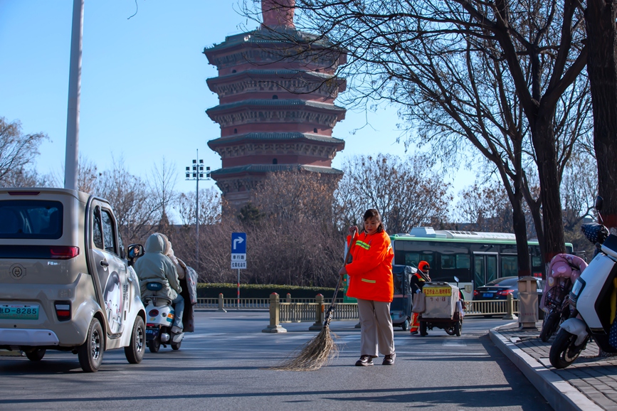 1月29日，安阳市环卫工刘仙芬在文峰中路清扫人行道。毕兴世摄