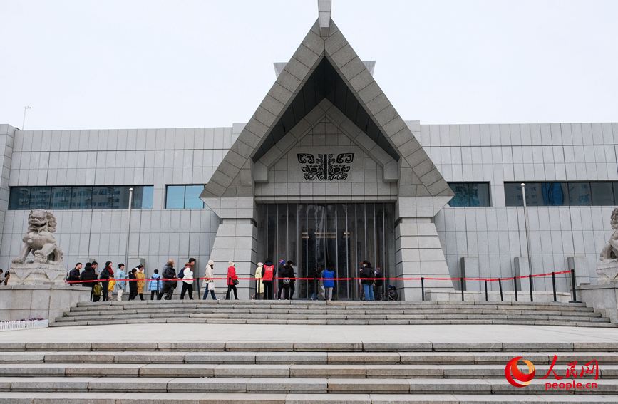 大年初九早上九点，河南博物院门口已排起了长长的队伍。人民网 常力元摄