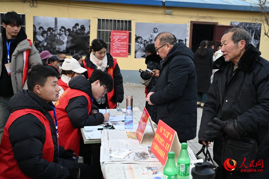 志愿者登记艺人信息。人民网记者 王玉兴摄