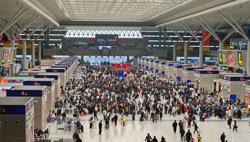 旅客出行。郑轩摄