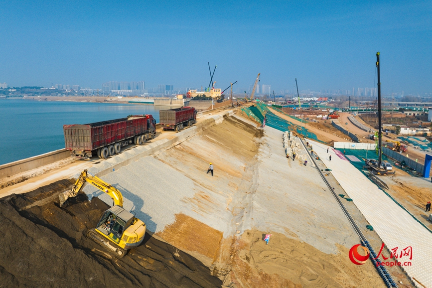白龟山水库除险加固施工现场。人民网记者 时岩摄