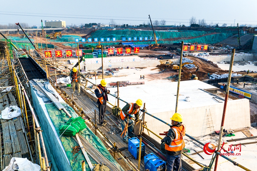 白龟山水库除险加固施工现场。人民网记者 时岩摄