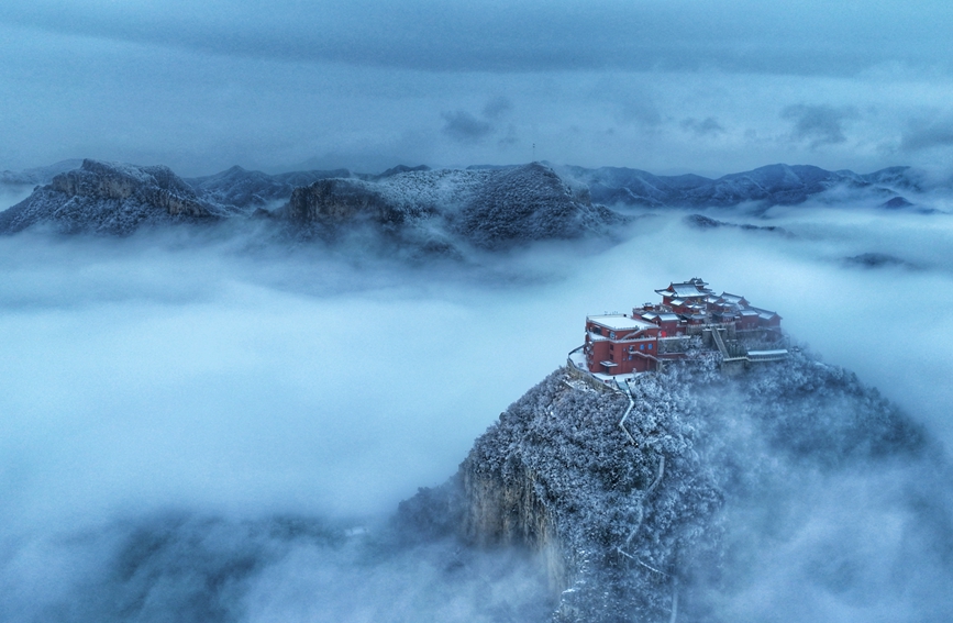 云海在山间翻涌。郭浩杉摄