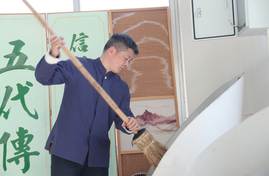 茶农周正祥忙着制作新茶。人民网 霍亚平摄
