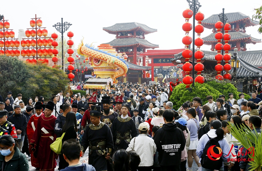 游人在清明上河园感受大宋文化。人民网记者 王佩摄