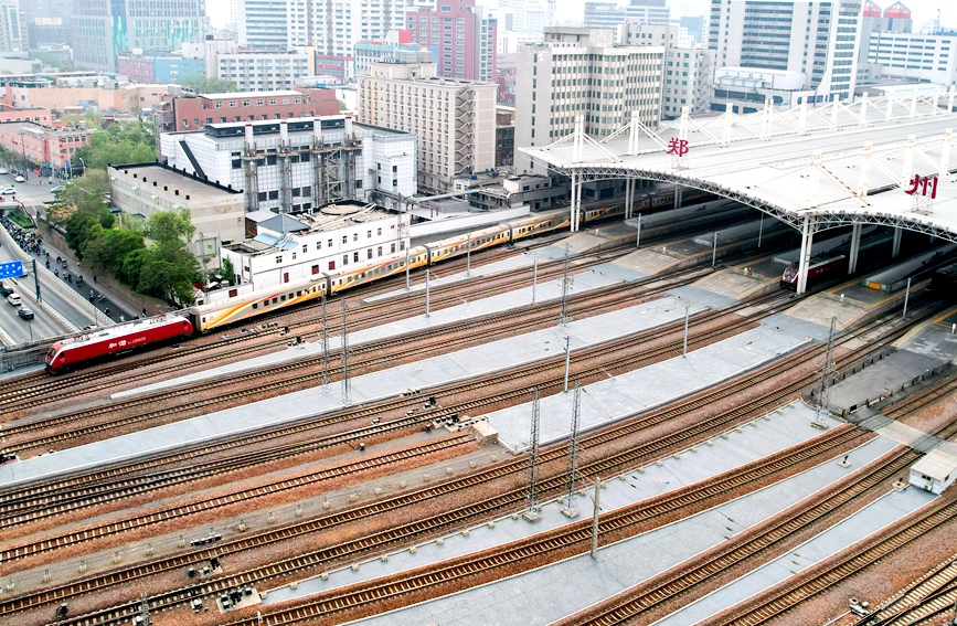“中原鐵道·大河之南號”特色旅游列車從鄭州首發。國鐵集團鄭州局供圖