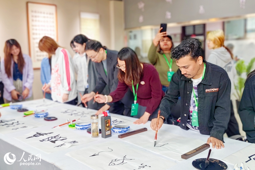 學寫甲骨文。人民網 程明輝攝