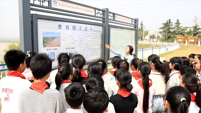 同学们听老师讲解黄河曹岗险工的历史和价值。封丘县委宣传部供图