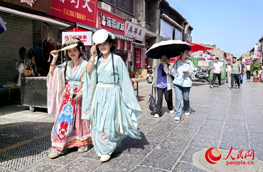 游客身穿汉服，穿梭在洛阳的大街小巷。人民网 黄津晓虎摄