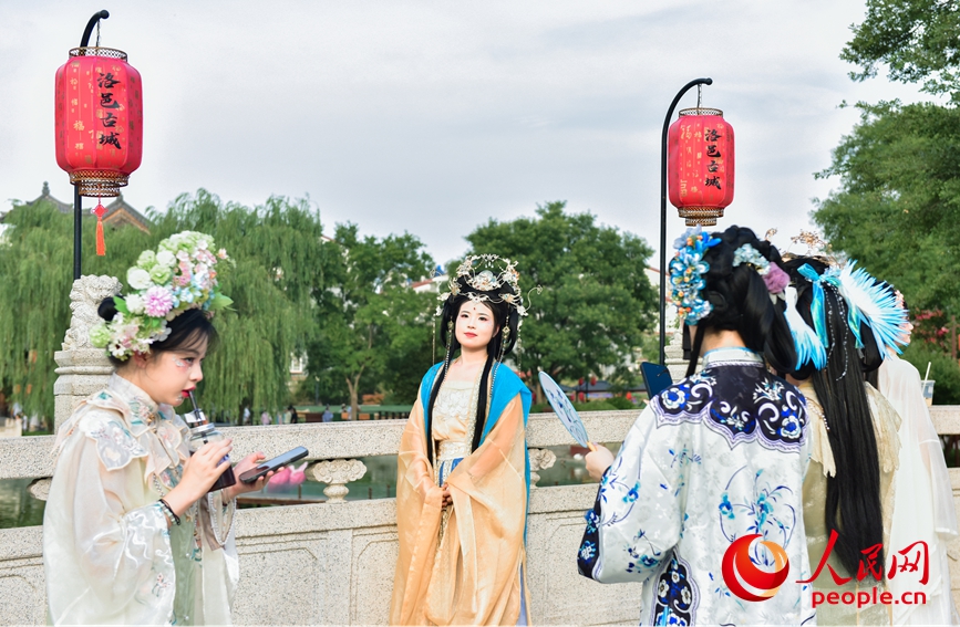 游客身穿汉服游玩。人民网 黄津晓虎摄