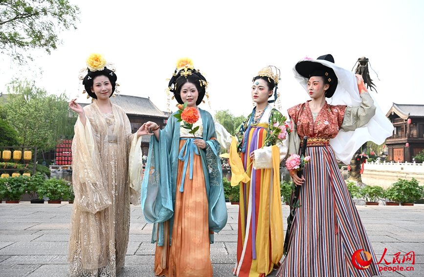 游客身穿汉服，在合影留念。人民网记者 王佩摄