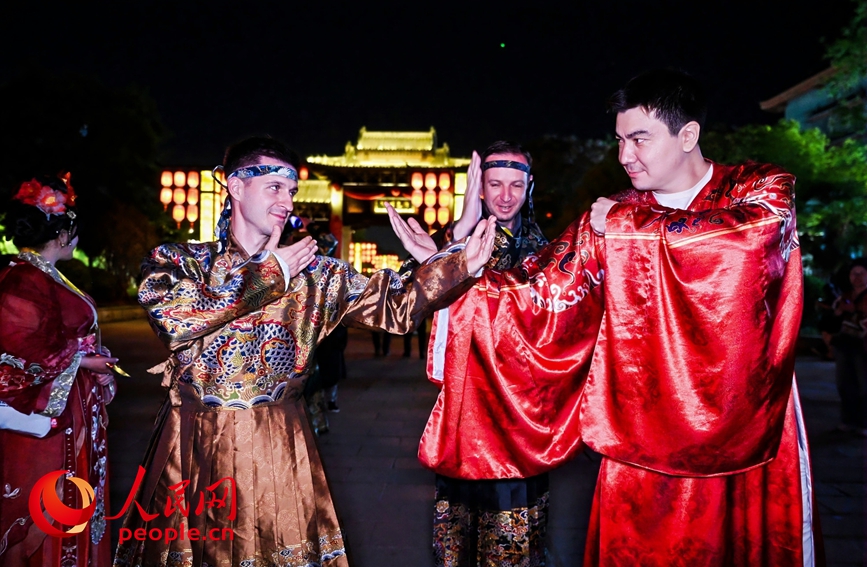 采访团记者换上汉服，模仿中国功夫。人民网记者 王佩摄