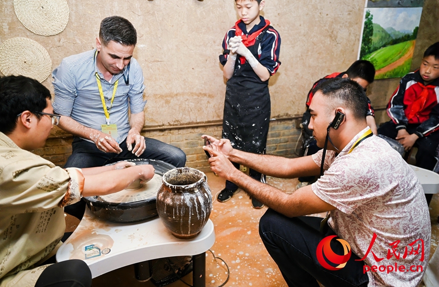 采访团记者体验制作陶艺作品。人民网记者 慎志远摄