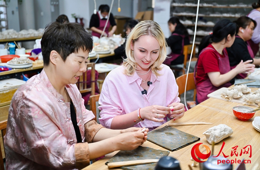 采访团记者在洛阳牡丹瓷博物馆学习制作牡丹瓷。人民网 黄津晓虎摄