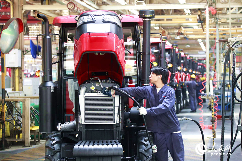 中国一拖大拖公司总装生产线。人民网记者 慎志远摄