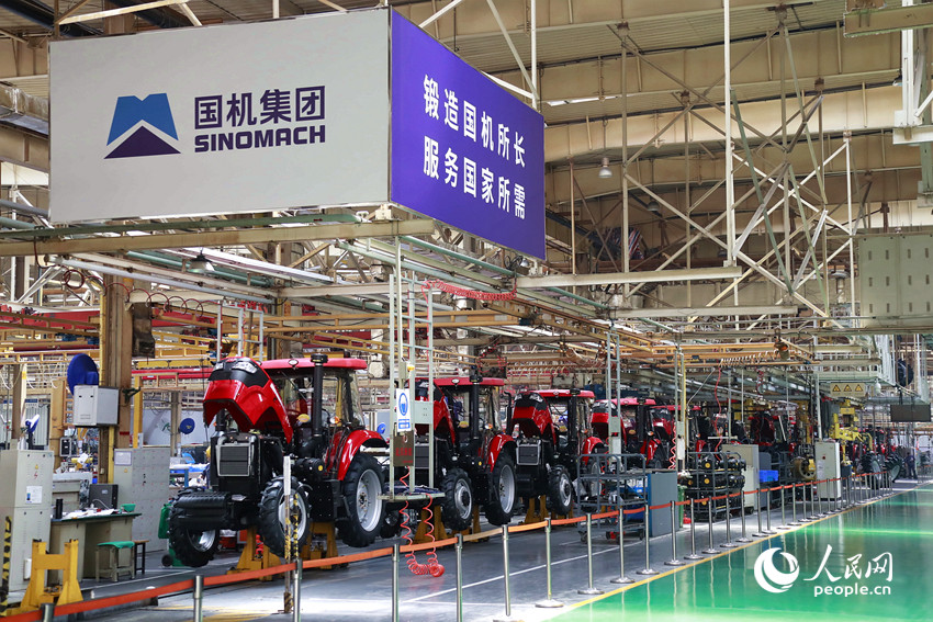 中国一拖大拖公司总装生产线。人民网记者 慎志远摄