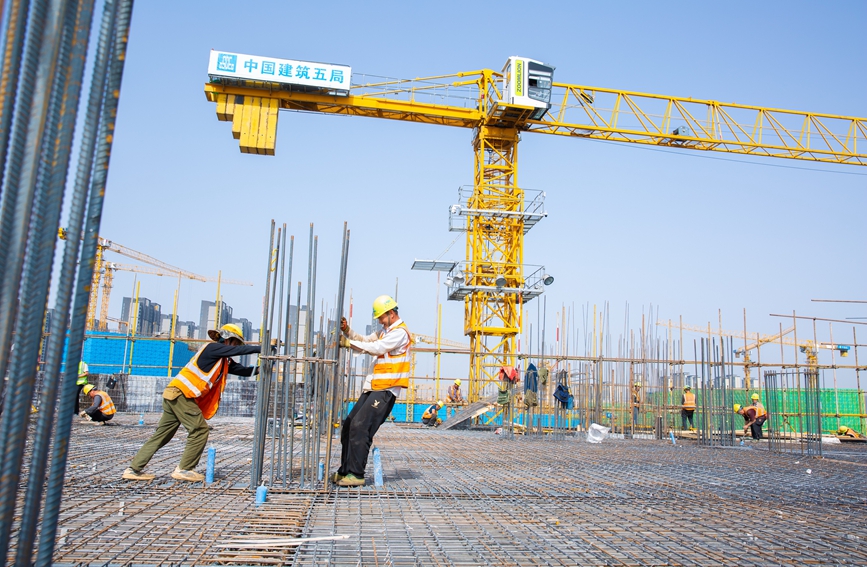 中建五局建设者在郑州“两院一中心”项目现场施工作业。张佳佳摄