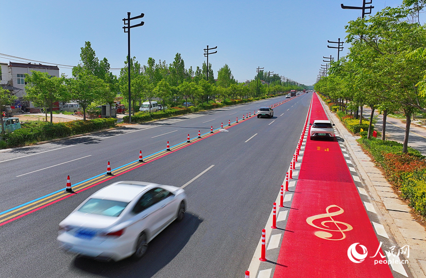 双向爱国主题音乐公路通车。人民网 霍亚平摄