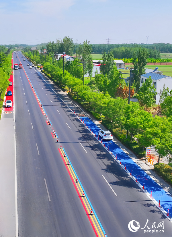 双向爱国主题音乐公路通车。人民网 霍亚平摄