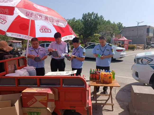 执法人员检查食品是否合格
