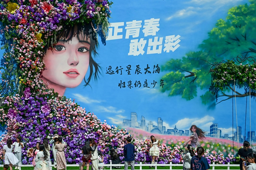 5月1日，嵩县湖城茂街区，游人正在拍照打卡。嵩县县委宣传部供图