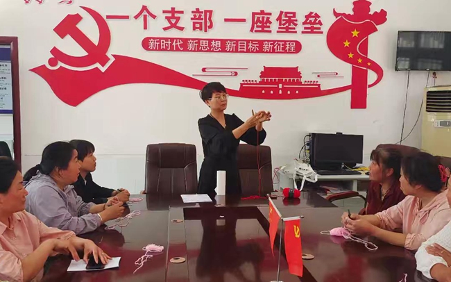 薛店镇“织梦工坊”技术顾问杨占朋老师，采用“理论＋实操”的模式给大家培训。