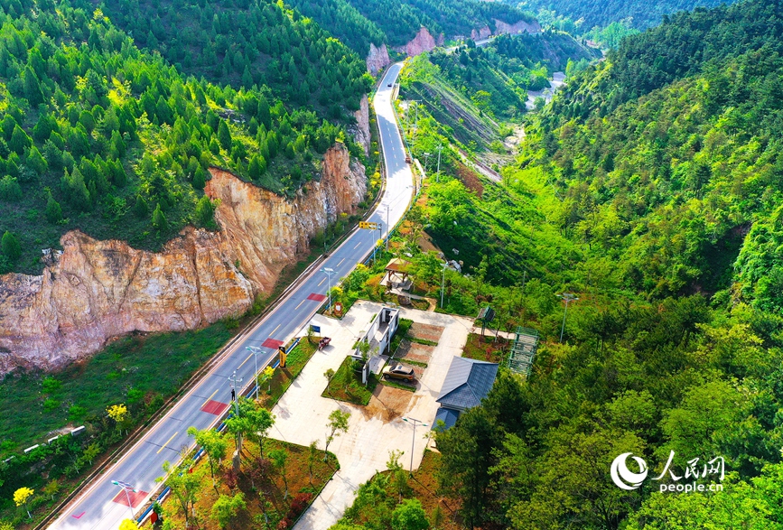 三门峡市卢氏县Y053豫西大峡谷旅游公路。人民网记者 王玉兴摄