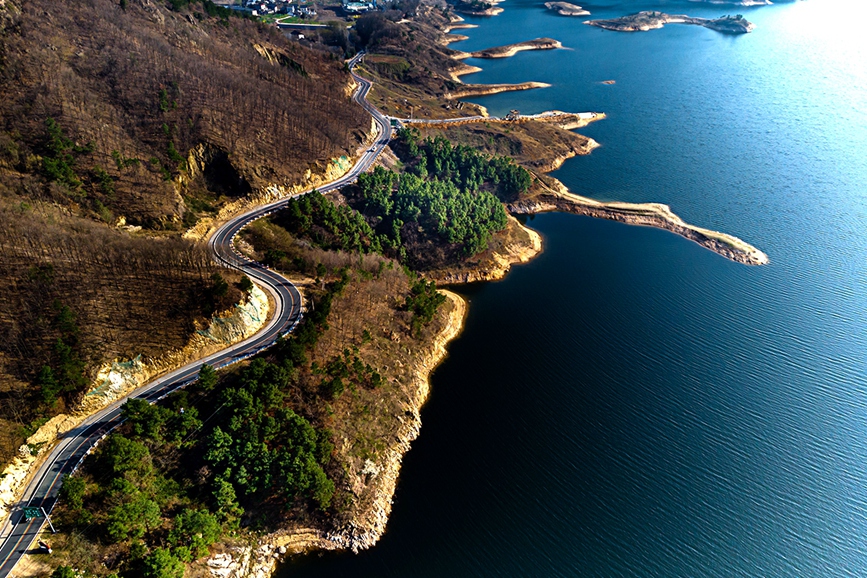 信阳市罗山县“初心路”。河南省交通运输厅供图（资料图片）