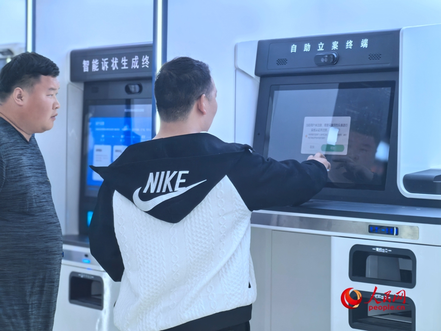 市民在智慧诉讼自助服务区办理业务。