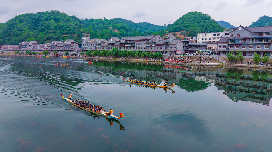 5月31日，嵩縣黃庄鄉北汝河水域，龍舟競演活動正在進行。李衛超 攝