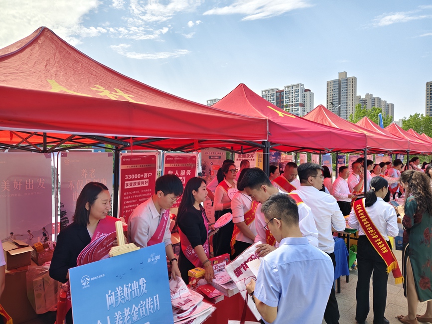 活動現場，工作人員向市民宣講個人養老金政策。河南省人力資源和社會保障廳供圖