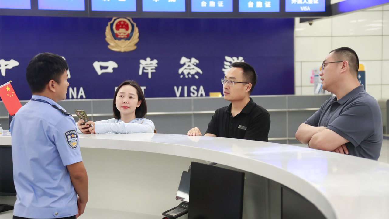 采访团走进郑州新郑国际机场，体验240小时过境免签及快速通关流程
