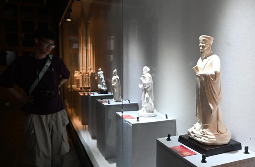 百余件德化陶瓷工艺美术作品亮相福州