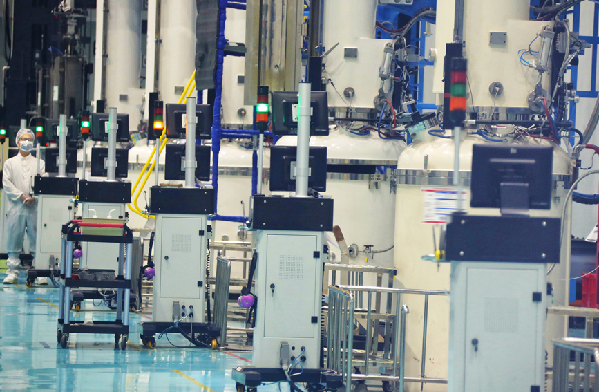 工人在生产车间忙碌。人民网 霍亚平摄